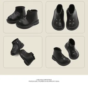 Vues multi-angles de bottines en cuir noir pour enfants avec surpiqûres blanches.