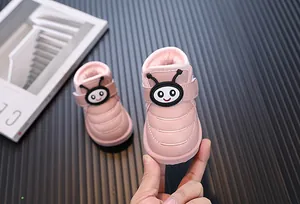 Gros plan de bottes de neige roses pour tout-petits avec doublure en peluche chaude