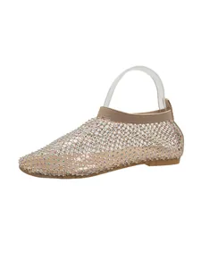 Detailansicht von beigefarbenen Mesh-Flachsandalen mit funkelnden Strasssteinen und runder Kappe