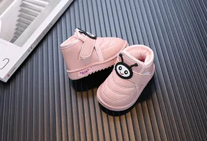 Vue détaillée des bottes d'hiver roses pour tout-petits avec doublure en polaire chaude.