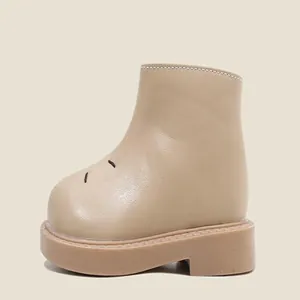 Vue latérale de bottines Martin en cuir beige pour enfants avec semelles épaisses