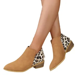 Botines de ante camel con punta fina, retales de leopardo y cremallera trasera