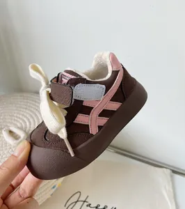 Gros plan de chaussures d'hiver pour enfants avec rayures roses et fourrure chaude