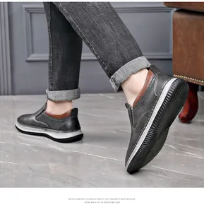 Herren Freizeit-Slipper mit weicher Sohle und stilvollem grauen Lederfinish im Detail.