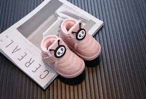 Gros plan bottes de neige roses pour tout-petits avec doublure polaire et abeille