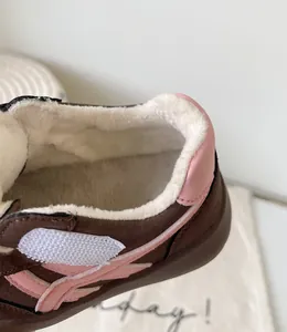 Vue détaillée d'une basket d'hiver pour bébé avec doublure en polaire douce et chaude