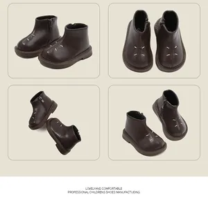Vue détaillée des bottines en cuir marron foncé pour enfants avec coutures blanches