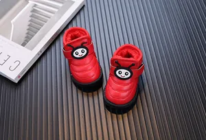 Gros plan détaillé des bottes de neige d'hiver rouges pour tout-petits avec doublure en fourrure