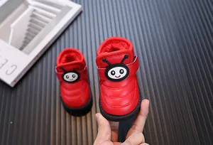 Gros plan de bottes de neige rouges pour bambins avec doublure chaude et insecte