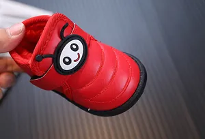 Détail de la botte de neige rouge pour enfant avec doublure en peluche et dessin animé