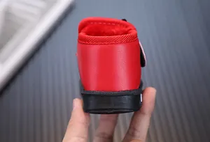 Vue arrière de bottes de neige rouges pour tout-petits avec doublure en peluche chaude