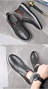 Detailansicht grauer Slipper-Freizeitschuhe für Herren mit Lederstruktur und weicher Sohle.