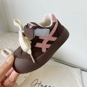 Baskets d'hiver pour tout-petits avec doublure peluche chaude en marron et rose bébé