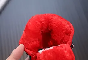 Vue détaillée de la doublure en peluche rouge épaisse des bottes de neige chaudes pour enfants