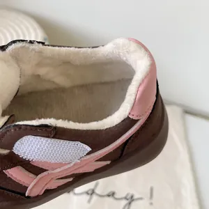 Gros plan de baskets d'hiver pour enfants avec doublure en fourrure blanche et rose