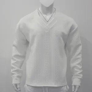 Vista detallada del suéter de punto jacquard blanco con cuello en V para hombre, estilo casual.