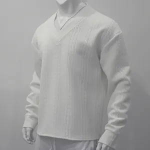 Detalle de un suéter blanco con cuello en V para hombre con patrón de punto jacquard