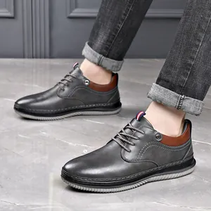 Lässige graue Herren-Schnürschuhe mit leichter weicher Sohle und braunem Fersenakzent