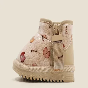 Primer plano de bota de nieve para niños con estampado de osos y detalle de cremallera