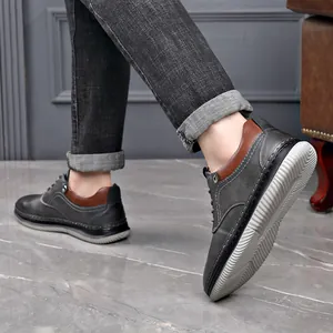 Stilvolle graue Herren-Freizeitschuhe zum Schnüren mit bequemer dicker Gummisohle.