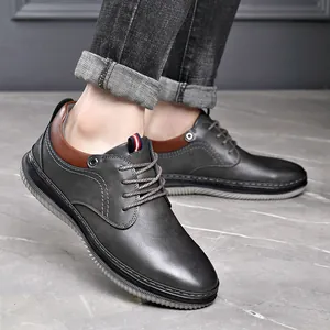 Moderne graue Herren-Freizeitschuhe mit Schnürung, braunem Fersen-Detail und Weichsohle