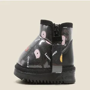 Primer plano de botas de nieve negras para bebé con estampados de osos y forro de felpa