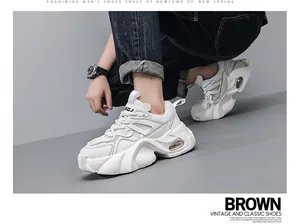 Κοντινό πλάνο σε μπεζ ανδρικά chunky sneakers με σόλα πλατφόρμα και λεπτομέρειες mesh
