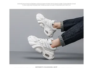 Πλαϊνή όψη λευκών chunky sneakers με χοντρή σόλα αερόσολας για άνδρες