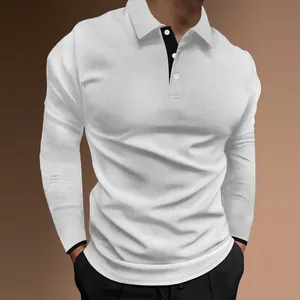 Détail d'un polo blanc à manches longues avec patte de boutonnage et poignets noirs