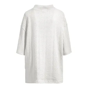 Gedetailleerd achteraanzicht van een wit gebreid heren-T-shirt met korte mouwen, loose fit
