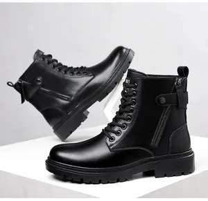 Zijaanzicht van zwarte leren heren werkschoenen met ritssluiting en vetersluiting.