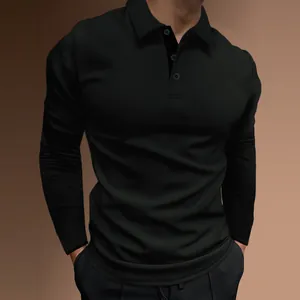 Détail du polo homme à manches longues coupe ajustée avec texture côtelée et col
