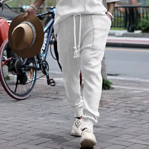 Λευκό ανδρικό πλεκτό παντελόνι jogger με σχέδιο πλεξούδα και κορδόνι στη μέση