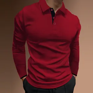 Détail d'un polo rouge à manches longues avec col intérieur noir et patte de boutonnage