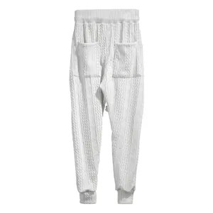 Detailansicht der weißen Herren-Strickhose mit elastischem Bund und Taschen.