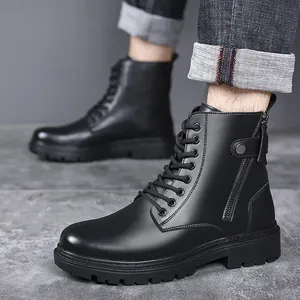 Klassieke zwarte herenlederen Martin boots met rits aan de zijkant en rubberen zool