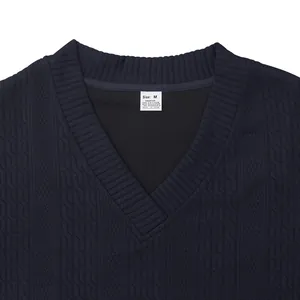 Vue détaillée du t-shirt tricoté bleu marine pour hommes avec col en V et texture de tissu