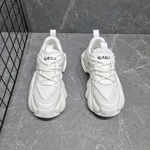 Λεπτομέρεια από λευκά ανδρικά sneakers με χοντρή σόλα και αναπνεύσιμο διχτυωτό επάνω μέρος