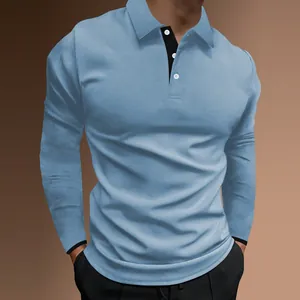 Gros plan sur un polo bleu clair à manches longues pour homme avec patte contrastée