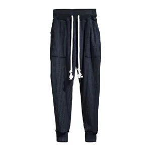 Detailansicht der Herren Jacquard-Jogginghose in Marineblau mit weißem Kordelzug.