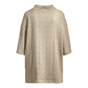 Gedetailleerd achteraanzicht van een beige kabelgebreide trui met textuur en losse pasvorm.