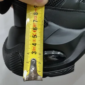 Λεπτομέρεια μέτρησης ύψους φτέρνας 7-8cm μαύρου αθλητικού παπουτσιού με αερόσολα