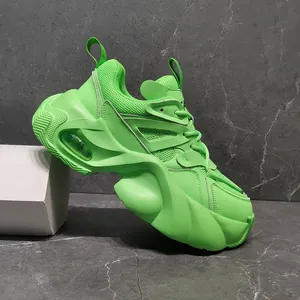 Λεπτομερής όψη νέον πράσινων sneakers με πλατφόρμα, πλέγμα και σόλα με αέρα.