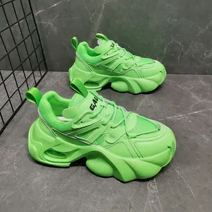 Λεπτομερής άποψη neon πράσινων ανδρικών sneakers με αερόσολα και παχύ πάτο