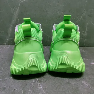 Λεπτομερής πίσω όψη των έντονων πράσινων neon chunky sneakers με δίχτυ στο επάνω μέρος