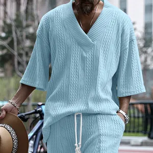Vue détaillée de l'ensemble t-shirt col V et short en maille bleu clair pour homme