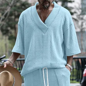 Détail du t-shirt en maille torsadée bleu clair pour hommes avec col en V.