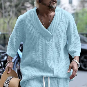 T-shirt décontracté bleu clair pour homme avec col en V, tricot torsadé et coupe ample.