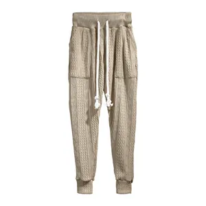 Detailansicht der beigefarbenen Jacquard-Strick-Jogginghose für Herren mit Kordelzug
