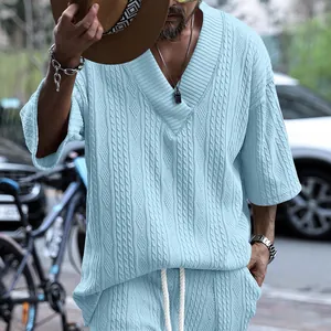 Détail de la texture du t-shirt en tricot torsadé bleu clair à col en V pour homme